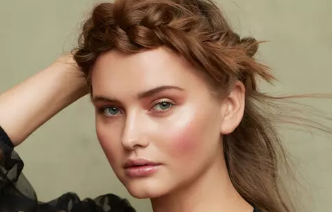 5 lecții de hair styling pentru a obține o coafură  de salon la tine acasă