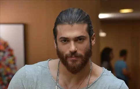 Can Yaman e activ și filantrop în timpul pandemiei. Ce mai face actorul turc