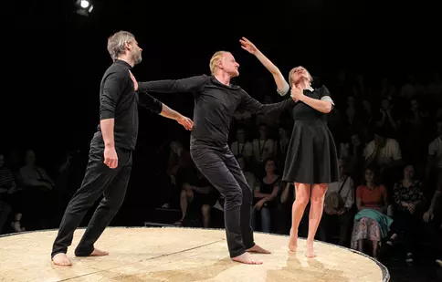 unteatru difuzează gratuit pe 1 mai spectacolul ,,Hamlet’’ și concertul ,,9 piese remixate’’, de Alex Ștefănescu