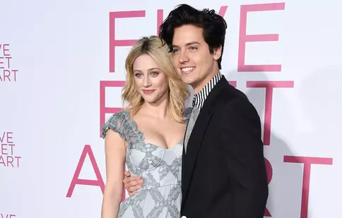 Lili Reinhart și Cole Sprouse, actorii din serialul „Riverdale”, s-au despărțit