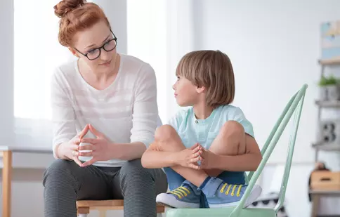 CUM ÎI SPUN “NU” CELUI MIC? CUM ÎL AJUT SĂ NU SE MAI TEAMĂ DE ÎNTUNERIC? CUM POT SĂ ÎI FIU DE AJUTOR?