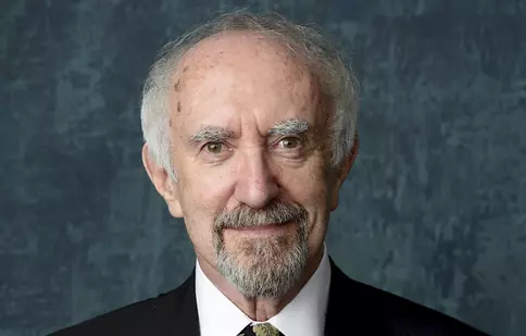 Actorul Jonathan Pryce îl va interpreta pe prințul Philip în ultimele 2 sezoane din „The Crown”