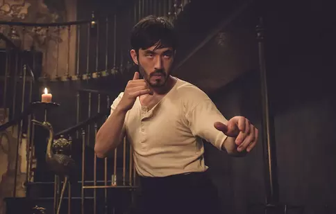 „Războinicul”, de la Cinemax, se întoarce la toamnă cu sezonul al doilea. Vedeți aici trailerul oficial