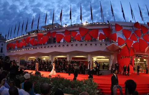 Organizată în condiții speciale, a 77-a ediție a Festivalului de Film la Veneția se deschide astăzi