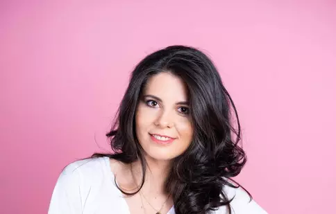 EXCLUSIV. Iulia Ionescu, prezentatoarea „iLikeIT”, nu s-a despărțit de gadget-uri nici în vacanță