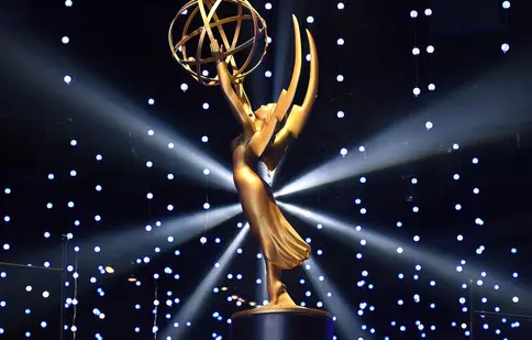 Postul de televiziune E! transmite în direct de pe covorul roșu ediția 72 a Premiilor Emmy