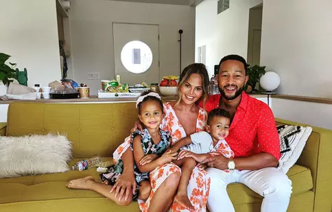 Chrissy Teigen a pierdut a treia sarcină. „Îmi pare rău că primele momente din viața ta au fost atât de complicate ”
