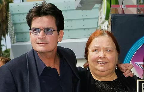 A murit Berta din „Doi bărbați și jumătate”. Cum a reacționat Charlie Sheen când a primit vestea tristă