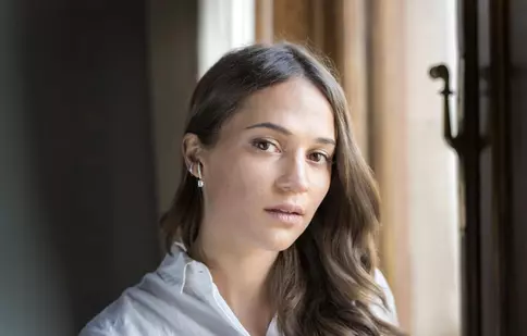 Alicia Vikander va juca într-un remake al filmului „Cu C de la crimă”