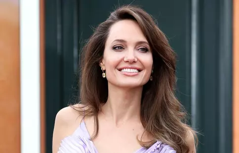 Angelina Jolie vinde un cadou prețios primit de la Brad Pitt