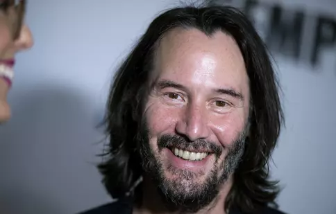 De ce Keanu Reeves donează bani sau le face cadouri colegilor lui. Un prieten l-a dat de gol