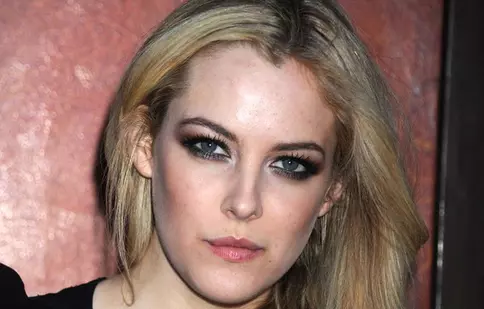 Riley Keough, nepoata lui Elvis Presley, a învățat cum să fie ”moașă pentru moarte” | FOTO