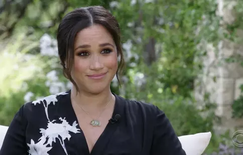 Meghan Markle a lipsit de la funeraliile prințului Philip, dar a trimis un bilet scris de mână. Ce flori a ales pentru coroană