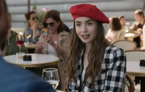 Ce știm despre sezonul 2 din „Emily în Paris”. Când încep filmările serialului de la Netflix