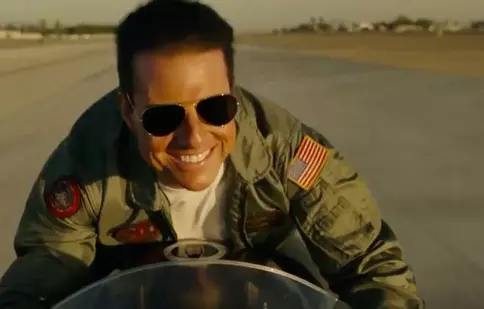 „Top Gun” împlinește 35 de ani de la lansare, dar „Top Gun 2” se amână pentru la toamnă
