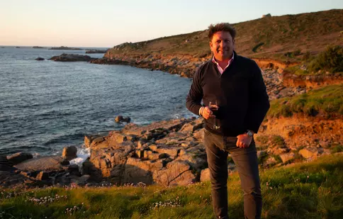 James Martin explorează „Gastronomia Insulelor Britanice” la TV Paprika. Când e programată emisiunea