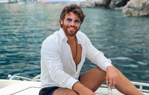 Can Yaman a lansat un parfum, „Mania”. Cât costă și cine poate cumpăra aroma celebrului turc