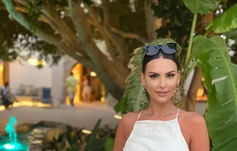 Vacanță pe insulă! Cum arată Lavinia Pârva în costum de baie și nemachiată
