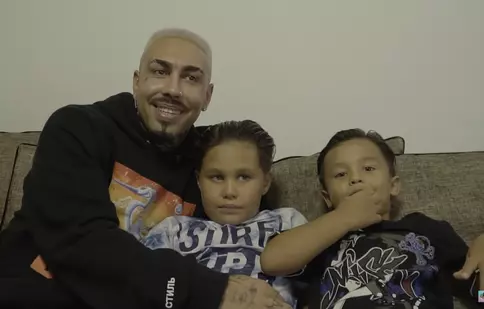 Alex Velea, imagini rare cu familia sa. Cum arată părinții artistului