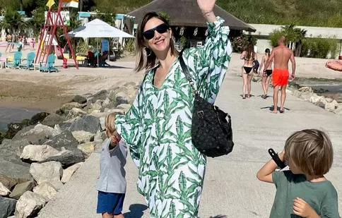 Cum arată Adela Popescu în costum de baie, la doar trei săptămâni după ce a născut