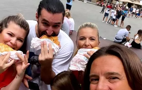În vacanță la Florența! Smiley și Mihai Petre și-au dus jumătățile în vacanță în Italia. „Cozi la mâncare ca pe vremuri”