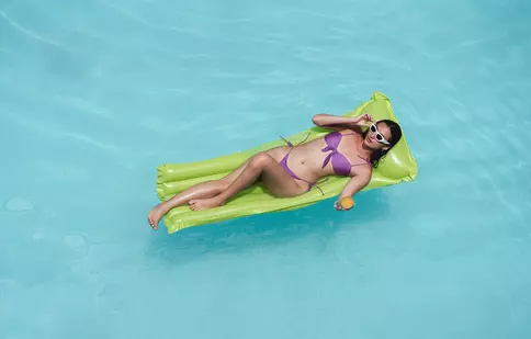 (P) Cum să-ți păstrezi bronzul mult timp după vacanță