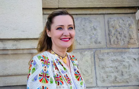 Elena Lasconi, detalii inedite despre primul ei job. Ce sacrificii făcea pentru a ajunge la muncă: „M-am întâlnit cu lupii”