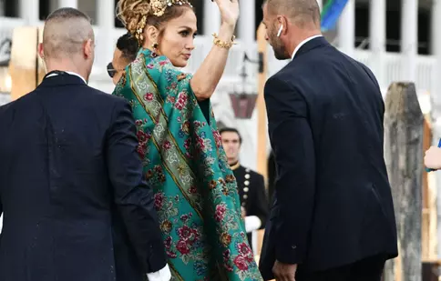 Jennifer Lopez, gafă vestimentară! Detaliul surprins de fotografi la ținuta artistei