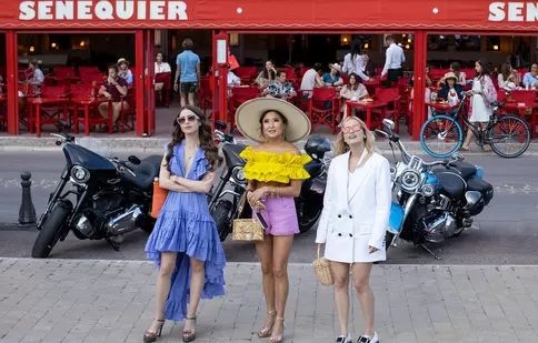 Surpriză pentru fanii „Emily in Paris”. Cine se întoarce în sezonul 3 al serialului Netflix