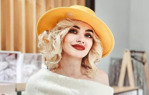 De ce s-a urcat Ana Morodan pe biroul lui Florin Călinescu. „Mă gândesc să fac o emisiune cu tine de la 12 noaptea”