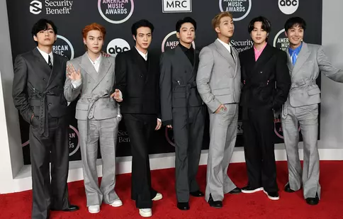 BTS, marele câștigător American Music Awards 2021. Care au fost cele mai spectaculoase ținute de pe covorul roșu