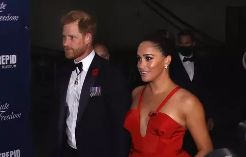 Meghan Markle a furat toate privirile în rochia roșie superbă purtată la o gală din New York. La mână a avut o brățară a prințesei Diana
