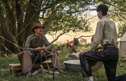 Benedict Cumberbatch, nespălat și intoxicat cu nicotină pentru rolul din „The Power of the Dog” (Netflix)