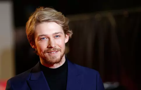 Joe Alwyn („Favorita”) și Margaret Qualley („Menajera”) joacă împreună într-un film nou, „The Stars At Noon”