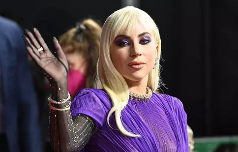 Lady Gaga, apariție dramatică într-o rochie mov, la premiera „House of Gucci” de la Londra