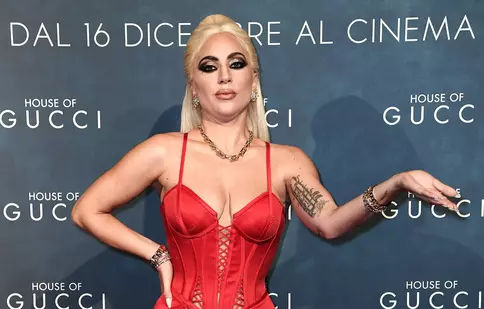 Lady Gaga și Mădălina Ghenea, apariții spectaculoase la premiera filmului „House of Gucci” de la Milano