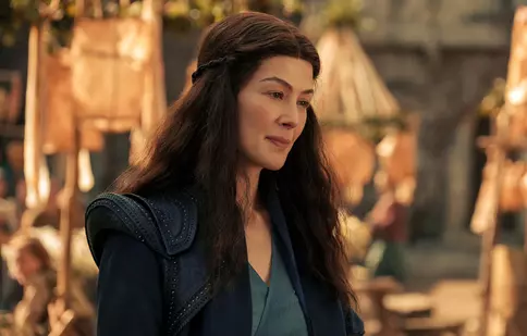 Rosamund Pike, despre serialul momentului de la Amazon Prime Video. Ce sacrificii a făcut pentru a o interpreta pe Moiraine în „Roata Timpului”