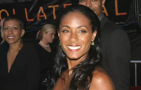 Jada Pinkett Smith, ravisantă într-o rochie roșie de prințesă, la premiera noului „Matrix”