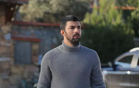 Engin Akyürek, actorul din „Fiica ambasadorului”, și-ar fi făcut o operație estetică. Cum arăta înainte