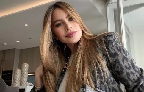 Transformare uimitoare. Sofia Vergara, de nerecunoscut în rolul unei traficante de droguri în miniseria Netflix „Griselda”