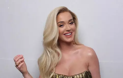 Katy Perry, în ipostaze provocatoare pe Instagram. Artista a pozat topless
