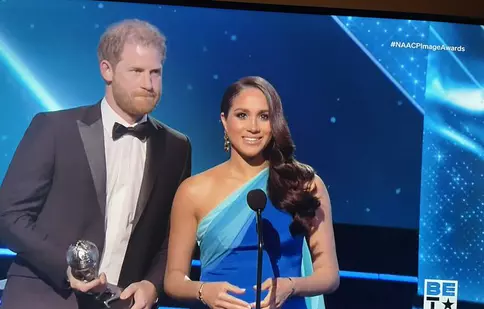 Detaliul inedit din ținuta lui Meghan Markle. Ce bijuterie specială a purtat la o gală din Los Angeles