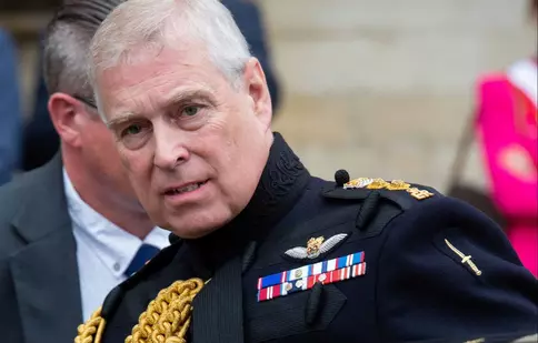 Prințul Andrew, surprins în timpul unor vizite secrete la Regina Elisabeta. De ce se furișează fiul suveranei