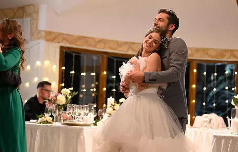 Imaginile publicate de Alecsandru Dunaev, actorul din serialul „Adela”. „Cât se mai amuză bărbatul la nuntă, neștiind ce-l așteaptă”