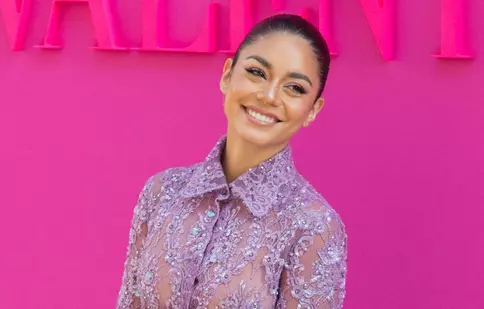 Vanessa Hudgens a atras toate privirile la show-ul Valentino. A îmbrăcat o rochie scurtă și transparentă