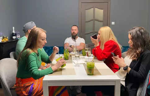 Un cunoscut designer român, următorul invitat de la „Mâncare pe care”. „Zeița a venit!”