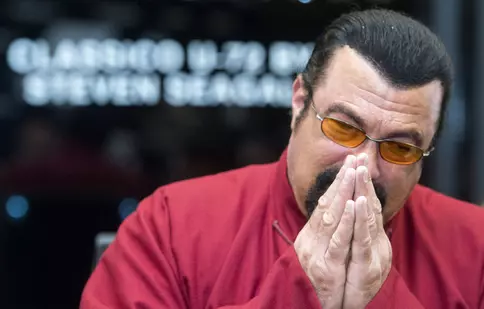 Steven Seagal a pierdut lupta cu kilogramele. Cum arată astăzi celebrul actor