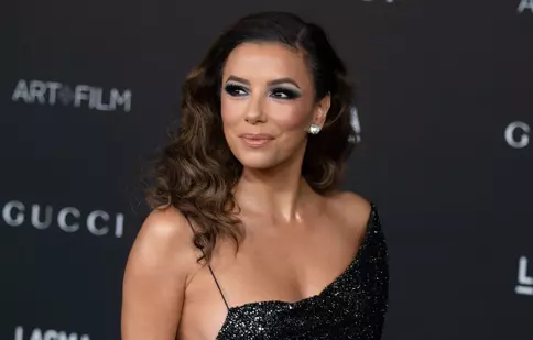 Eva Longoria, apariție fabuloasă la nunta lui Brooklyn Beckham. Actrița a purtat o rochie semnată Victoria Beckham