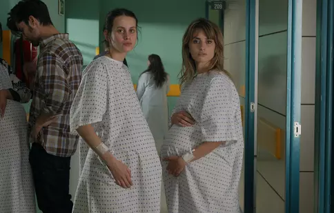 „Mame paralele”, cu Penélope Cruz, ajunge în cinematografe. Când e premiera filmului lui Pedro Almodóvar