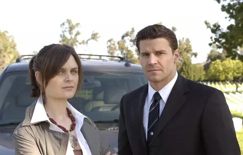 „Cititorii de oase”/„Bones” revine la TV. AXN va difuza toate cele 12 sezoane ale serialului cu Emily Deschanel